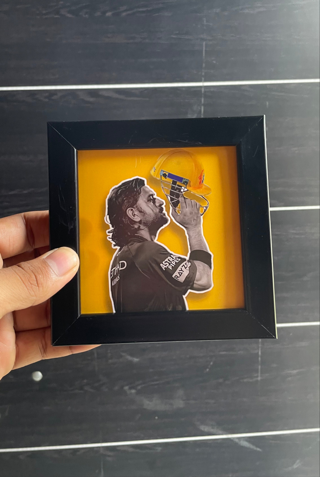 "Cricketer Tribute Wall Art – Helmet Salute Collectible Frame"